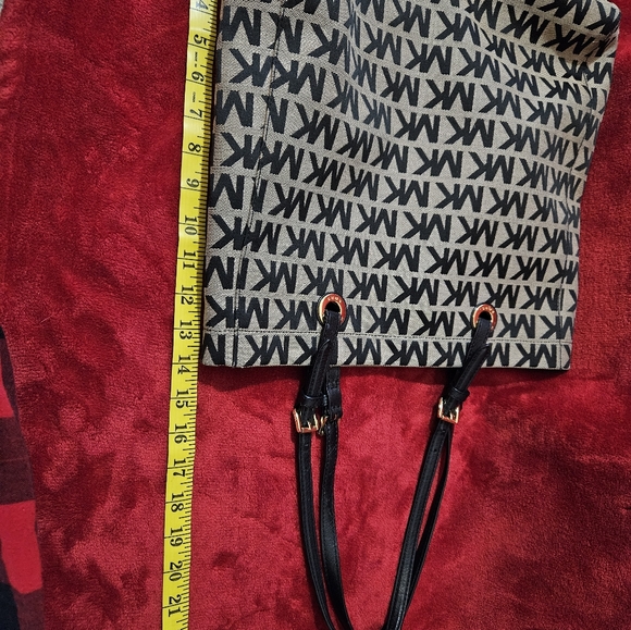 Beautiful Michael Kors Large Signature Tote/Shoulder Bag - Picture 5 of 12